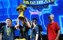 八年之后再临展台 史玉柱亲临球球巨人展台颁奖