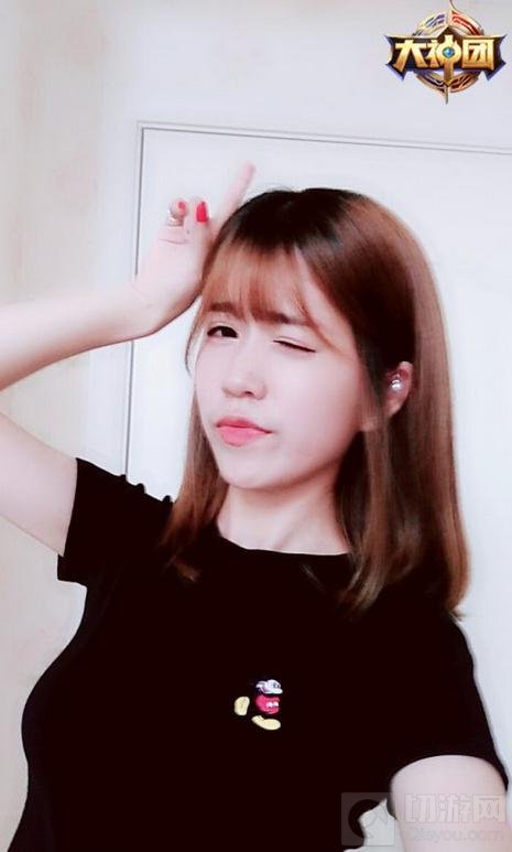 王者荣耀美女主播驾到 长腿美女CC幕后生活
