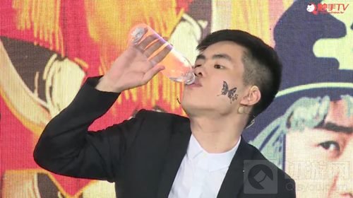 万圣节将来 王祖蓝再次来到球球大作战陪你过佳节