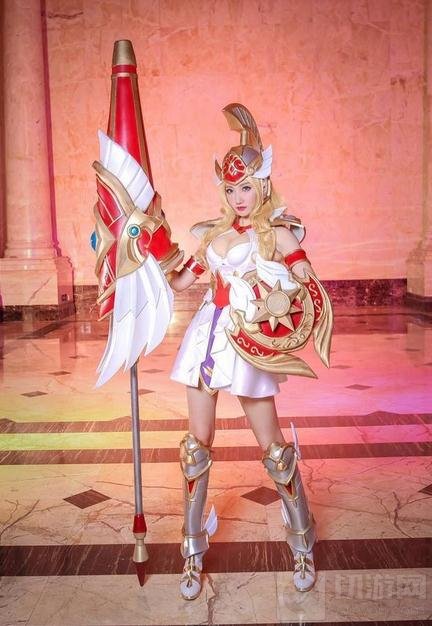 王者荣耀雅典娜绝美COS 长腿胸猛女神来袭