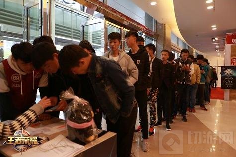 王者荣耀城市赛沈阳酣战 赛场惊现15米大鲲