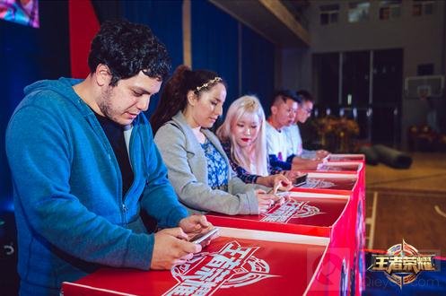 王者荣耀校园赛郑州站美女COS点燃对战激情