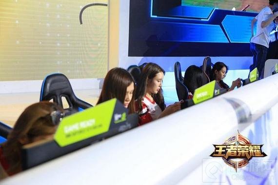 王者荣耀水友赛就地开黑 美女COSER陪你开团