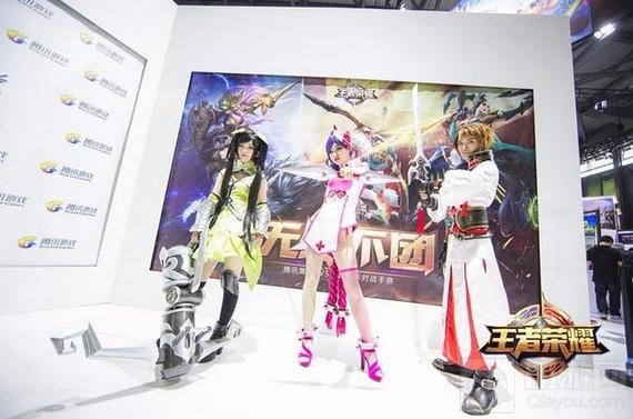 王者荣耀水友赛就地开黑 美女COSER陪你开团