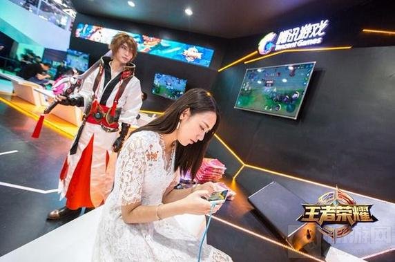 王者荣耀水友赛就地开黑 美女COSER陪你开团