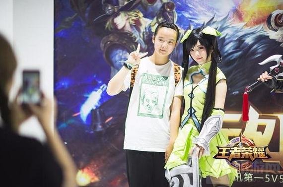 王者荣耀水友赛就地开黑 美女COSER陪你开团