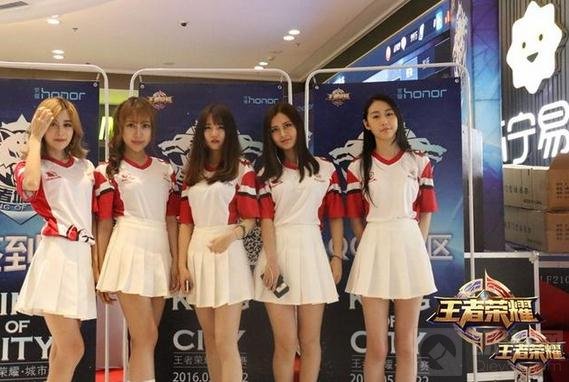 王者荣耀水友赛就地开黑 美女COSER陪你开团