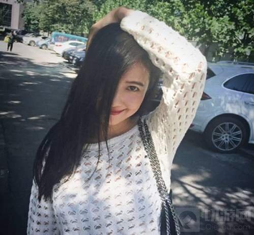 虎牙主播撞脸高圆圆 球球大作战养眼模式开启