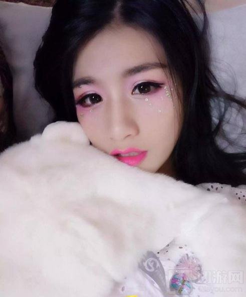 CF手游美眉零距离 资深老司机女神雪儿带你飞