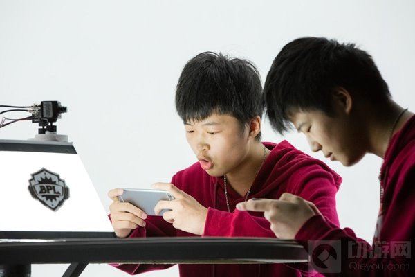 球球大作战隐身绝技 虎牙直播炫星兄弟搞事情