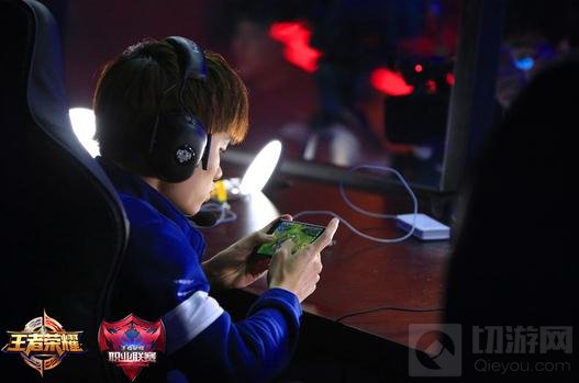 移动电竞选手月薪可达五万 每日训练10小时