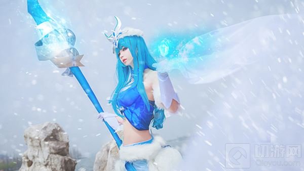 傲骨寻梅 王者荣耀冰雪女王王昭君绝美cos照 