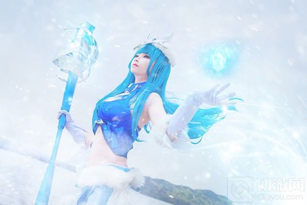 傲骨寻梅 王者荣耀冰雪女王王昭君绝美cos照 