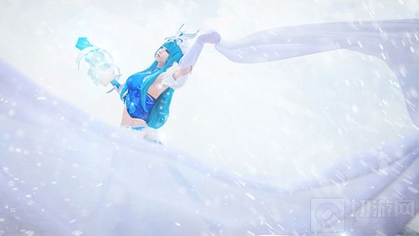 傲骨寻梅 王者荣耀冰雪女王王昭君绝美cos照 