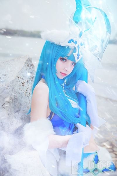 傲骨寻梅 王者荣耀冰雪女王王昭君绝美cos照 