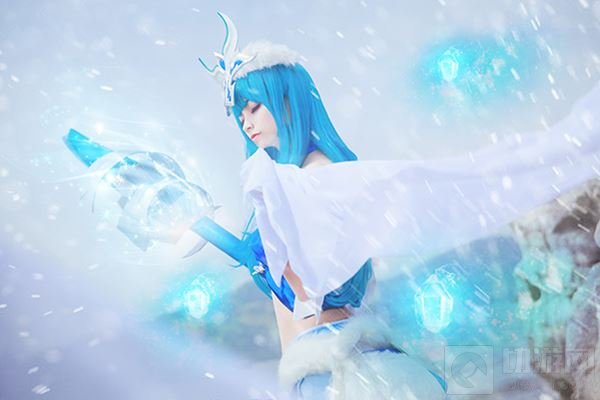 傲骨寻梅 王者荣耀冰雪女王王昭君绝美cos照 