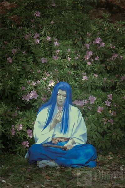 王者荣耀橘右京COS帅气照片 为你献上一朵花