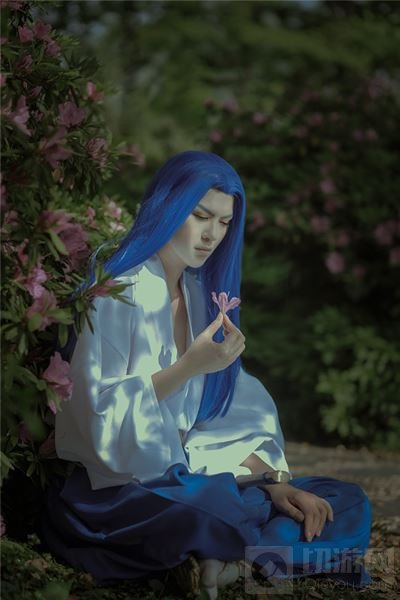 王者荣耀橘右京COS帅气照片 为你献上一朵花