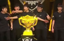 球球大作战世界冠军现场飙泪手举60万冠军奖杯