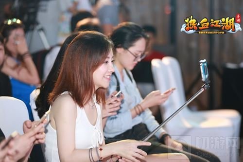 热血江湖手游泳池狂欢夜落幕 冯提莫引爆全场