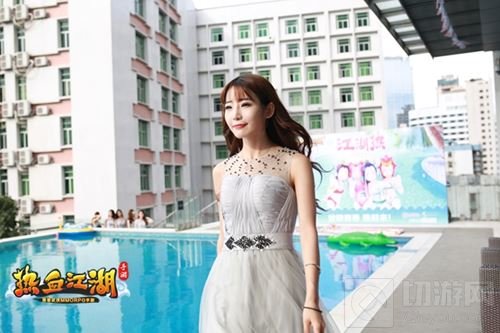 热血江湖手游泳池狂欢夜落幕 冯提莫引爆全场