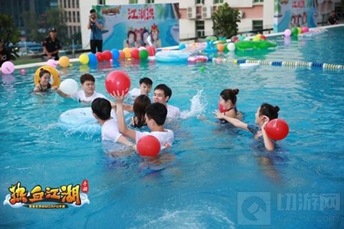 热血江湖手游泳池狂欢夜落幕 冯提莫引爆全场