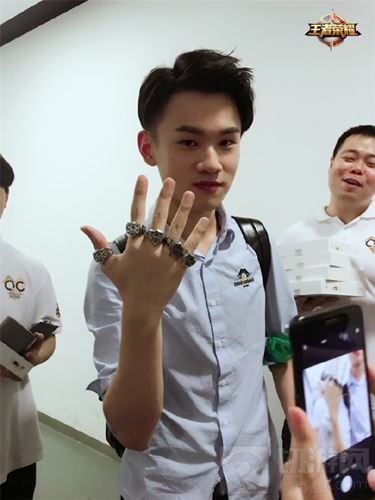 QGhappy齐晒KPL总冠军戒指 网友直呼羡慕