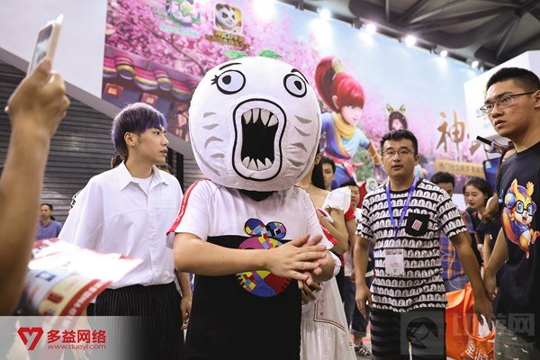 王尼玛降临ChinaJoy 率暴走家族PK美女战队