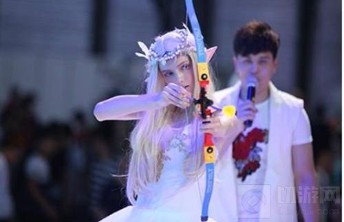 CJ回顾：手游与电竞并存 外国萌妹超性感迷人