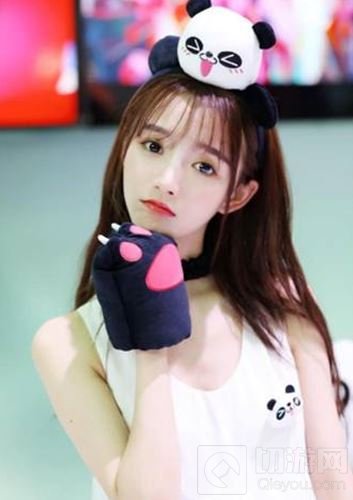 CJ回顾：手游与电竞并存 外国萌妹超性感迷人