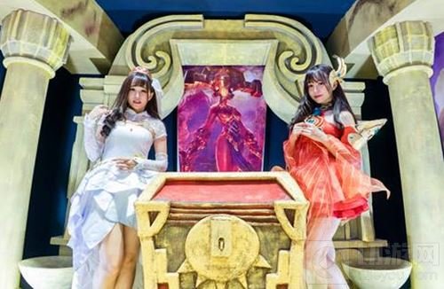 CJ回顾：手游与电竞并存 外国萌妹超性感迷人