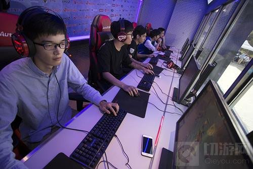 WUCG电竞大篷车首秀落幕 决赛引燃南广之夜