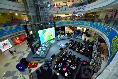 球球大作战城市挑战赛成都站 奥克斯广场有人聚众玩球