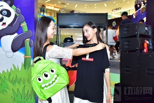 球球大作战城市挑战赛成都站 奥克斯广场有人聚众玩球