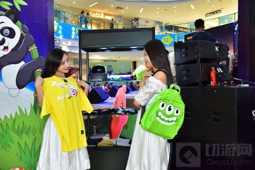 球球大作战城市挑战赛成都站 奥克斯广场有人聚众玩球