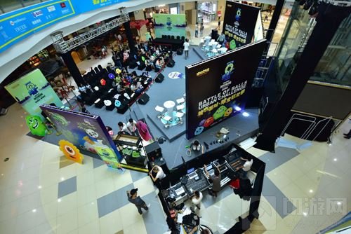 球球大作战城市挑战赛成都站 奥克斯广场有人聚众玩球