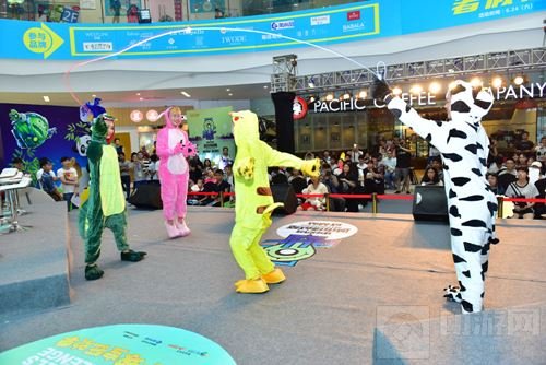 球球大作战城市挑战赛成都站 奥克斯广场有人聚众玩球