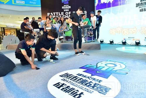 球球大作战城市挑战赛成都站 奥克斯广场有人聚众玩球