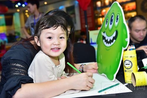 球球大作战城市挑战赛成都站 奥克斯广场有人聚众玩球