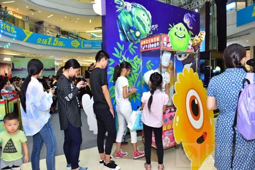 球球大作战城市挑战赛成都站 奥克斯广场有人聚众玩球