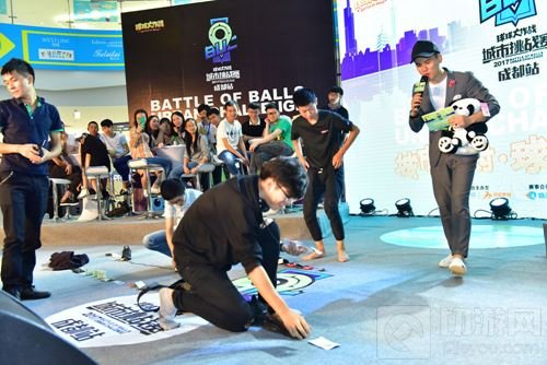 球球大作战城市挑战赛成都站 奥克斯广场有人聚众玩球