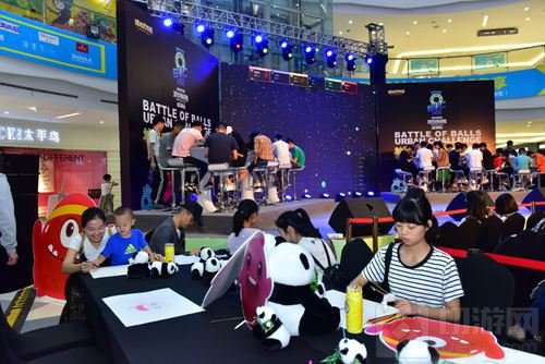 球球大作战城市挑战赛成都站 奥克斯广场有人聚众玩球