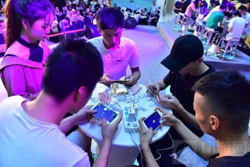 球球大作战城市挑战赛成都站 奥克斯广场有人聚众玩球