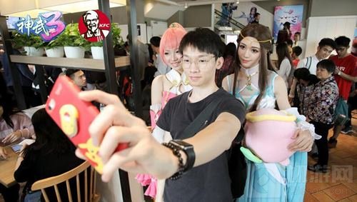 现场速报 神武3小昕集结玩家肯德基欢乐吃鸡
