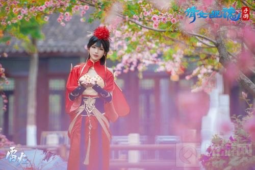 一袭红衣倾城 绝美coser演绎倩女手游的故事