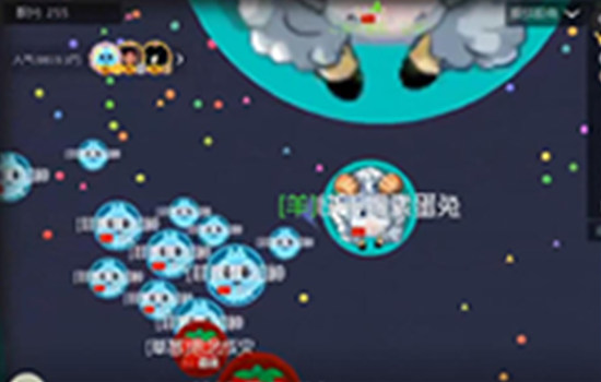 球球大作战 主播与对手僵持一手侧涨获胜利