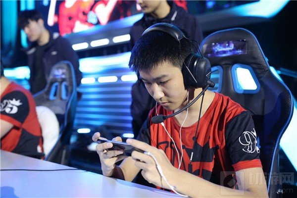 无冕之王！95战队狙击手战舞用实力睥睨四方