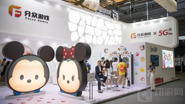 2019年8月2日-4日，一年一度的ChinaJoy如期在上海举办，分众游戏携《新网球王子》、《神乐大师》等多IP大作参展，更有世界级IP的神秘作品公布。在本次CJ现场，分众游戏COO吴昀贇女士接受了52PK的专访，分享了一些分众游戏未来的布局和规划，大家一起来看看吧。  1.您认为即将到来的5G时代，对于移动游戏这个品类有哪些影响？  当下，5G是非常火热的一个词汇。简单来说，5G具有低延时、高带宽、大连接的特点。5G将会给游戏行业的未来带来巨大的改变。手游随时随地能玩的特点无疑是5G时代下最大的受益者。首先对于大家最直观的感受就是速度更快了，5G 将显著提高数据传输速度。比方说1个G的游戏包仅需几秒钟就可以下载完成，游戏过程更加流畅，网络延迟会大大优化，对于玩家来说更加愿意尝试制作精良的各种品类大作，游戏厂商也更加愿意制作精品游戏。5G时代到来，“云游戏”这个概念可能会被实现，游戏发行方式也会得到改变。5G+AR的碰撞也将对移动游戏产生很大的影响，比如说我们计划的《新网球王子》主题演唱会，计划让虚拟的王子形象通过360度视角的8K视频流来实现，为玩家提供高清沉浸式的视觉体验。再比如说AR功能，玩家可以和小飞象 、狮子王、冰雪女王等虚拟的萌物合影、跳舞以及互动，在家也能感受到亲临乐园般的欢乐体验。而电竞行业也会依托于5G低延时的特点，让卡顿成为过去式，千人同场实时对战成为可能，未来分众游戏也会在休闲电竞这块领域加大投入与探索。我们正在着手研发更多有趣好玩的5G应用，期待和各位一起见证5G对移动游戏的改变。  2.分众游戏针对5G游戏打造了专属的游戏引擎，新的引擎有哪些优势？  分众游戏通过自研游戏引擎技术升级， 将游戏人物建模面精细度增加10倍，以适合5G高带宽特点。目前国内市场上的热门3D手游，建模面数通常在6千左右，而分众游戏旗下的一款手游建模面数则达到了3万个，一些 3D手游的运镜通常局限在远景，近景就会突显面数不足的缺点，而我们则可以充分运用远景、中景、近景进行切换，战斗结束后甚至会给人物一个特写，在特写镜头下，细腻的表情让人物更活灵活现，可以说这个运镜就是电影级别的。  3.对于近年来日益走俏的“萌经济”，分众游戏在这方面是怎么看的？未来有哪些针对“萌经济”的产品计划？  “萌”简单讲就是一切可爱的事物，“萌”经济也就是为爱付费的一个延申，偶像经济现在大行其道，其中一个重要的原因就是粉丝通过自己的投入(有形的与无形的)，见证并和偶像一起成长。我们将玩家的这个需求投射到游戏里，由此形成了手游领域的萌经济。目前分众游戏的几款产品，都是具有一定人气和影响力的IP大作，在玩家心目中具有深厚的情感积淀，每个帅气可爱的网球王子，或是各种二次元萌娘，都有着自己的粉丝和拥趸，而在游戏中，我们也设置了很多有趣的互动玩法，使玩家可以与喜爱的角色一起成长，释放自己的情感;2019年我们的新作拥有300多只全球明星萌物，相信能将萌”传达给每个用户。我们希望通过游戏里的“萌文化”能给玩家带来快乐，在“萌经济”崛起的当下，满足IP用户的需求和扩展更多对萌有需求的用户作为两个重要目标，不断促进文化产业发展。  4.从目前的情况来看，分众游戏的产品还是以代理为主，那对于自研方面，又有哪些布局和计划呢？  我认为就目前游戏行业的发展来说，已经不太合适简单地用代理和自研来定位公司了，我更倾向于认为我们是一家以IP为核心来进行项目运作的游戏公司。我们目前运作的项目，虽然是由日本引进的，但是实际上很多研发特别是服务器端的工作，都是我们来承担的，我们的本地化从底层代码的部分开始做，基本上等于是重新研发了一款手游引擎，取得了相比日服更好更流畅的视觉效果。  当前分众游戏主要还是着力发行具有一定影响力的成熟IP的产品，这也比较容易发挥分众传媒的渠道优势，当然立足于现有的技术积累，分众游戏明年肯定会开始着手运作自有IP的手游项目。  5.国外的热门游戏进入国内往往会出现水土不服的情况，请问您是怎么看待这个问题？分众游戏又会怎么去解决这个难题呢？  从以往的引进产品运营经验来看,技术和运营环节的不适配是很多手游猝死的主要原因，就技术方面来说，日本很多手游有着特殊的架构和编写习惯，这导致在国服引进过程中可能会产生很多技术问题，由此带来的负面体验也是一个重要原因，在运营方面，也有很多进游戏没有处理好国服的运营节奏，首要问题在于如何正面引导核心玩家,这些玩家通常是第一批种子用户和意见领袖, 也是消耗游戏内容最快最深入的用户群体，引导这批用户适应和接受国服的本地化内容,非常考验运营团队的经验和能力。  围绕IP营造与日服一致的粉丝氛围， 是分众游戏运营的核心策略，在本地化过程中，我们也将针对国内玩家内容消化快的特点，与日方进行沟通后加快产品后续版本内容的研发进度,并根据玩家意贩馈来进行针对性研发和修正。  6.国内游戏越来越向精品化和长线运营靠拢，您对于整个游戏行业有哪些预期？分众游戏未来又有哪些计划呢？  在如今国内可以看到很多游戏公司都在往“精品化”的趋势发展，市场会自然淘汰掉那些依靠换皮和买量低劣产品，这对于游戏行业来说未尝不是一件好事。分众游戏从创立之初就确定了运作具有IP影响力的精品手游的发展策略，这也是未来行业发展的必然趋势。目前分众游戏和中国联通达成5G合作，共同宣告手游进入5G新时代。未来我们将结合自有IP以5G技术立足于自研游戏引擎、AR(增强现实)、休闲电竞三大方向，以精品IP带动技术升级，充分结合分众传媒的电梯媒体，在5G新时代的发展下全新启航。  以上就是切游网为大家带来的相关信息，想了解更多的游戏玩法攻略请继续关注切游网，每天第一时间为您带来手游资讯!