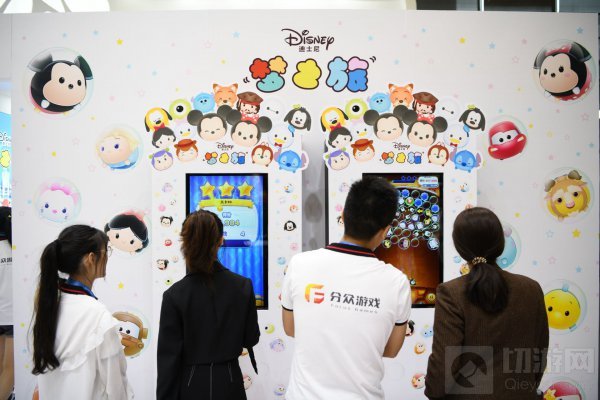 2019年8月2日-4日，一年一度的ChinaJoy如期在上海举办，分众游戏携《新网球王子》、《神乐大师》等多IP大作参展，更有世界级IP的神秘作品公布。在本次CJ现场，分众游戏COO吴昀贇女士接受了52PK的专访，分享了一些分众游戏未来的布局和规划，大家一起来看看吧。  1.您认为即将到来的5G时代，对于移动游戏这个品类有哪些影响？  当下，5G是非常火热的一个词汇。简单来说，5G具有低延时、高带宽、大连接的特点。5G将会给游戏行业的未来带来巨大的改变。手游随时随地能玩的特点无疑是5G时代下最大的受益者。首先对于大家最直观的感受就是速度更快了，5G 将显著提高数据传输速度。比方说1个G的游戏包仅需几秒钟就可以下载完成，游戏过程更加流畅，网络延迟会大大优化，对于玩家来说更加愿意尝试制作精良的各种品类大作，游戏厂商也更加愿意制作精品游戏。5G时代到来，“云游戏”这个概念可能会被实现，游戏发行方式也会得到改变。5G+AR的碰撞也将对移动游戏产生很大的影响，比如说我们计划的《新网球王子》主题演唱会，计划让虚拟的王子形象通过360度视角的8K视频流来实现，为玩家提供高清沉浸式的视觉体验。再比如说AR功能，玩家可以和小飞象 、狮子王、冰雪女王等虚拟的萌物合影、跳舞以及互动，在家也能感受到亲临乐园般的欢乐体验。而电竞行业也会依托于5G低延时的特点，让卡顿成为过去式，千人同场实时对战成为可能，未来分众游戏也会在休闲电竞这块领域加大投入与探索。我们正在着手研发更多有趣好玩的5G应用，期待和各位一起见证5G对移动游戏的改变。  2.分众游戏针对5G游戏打造了专属的游戏引擎，新的引擎有哪些优势？  分众游戏通过自研游戏引擎技术升级， 将游戏人物建模面精细度增加10倍，以适合5G高带宽特点。目前国内市场上的热门3D手游，建模面数通常在6千左右，而分众游戏旗下的一款手游建模面数则达到了3万个，一些 3D手游的运镜通常局限在远景，近景就会突显面数不足的缺点，而我们则可以充分运用远景、中景、近景进行切换，战斗结束后甚至会给人物一个特写，在特写镜头下，细腻的表情让人物更活灵活现，可以说这个运镜就是电影级别的。  3.对于近年来日益走俏的“萌经济”，分众游戏在这方面是怎么看的？未来有哪些针对“萌经济”的产品计划？  “萌”简单讲就是一切可爱的事物，“萌”经济也就是为爱付费的一个延申，偶像经济现在大行其道，其中一个重要的原因就是粉丝通过自己的投入(有形的与无形的)，见证并和偶像一起成长。我们将玩家的这个需求投射到游戏里，由此形成了手游领域的萌经济。目前分众游戏的几款产品，都是具有一定人气和影响力的IP大作，在玩家心目中具有深厚的情感积淀，每个帅气可爱的网球王子，或是各种二次元萌娘，都有着自己的粉丝和拥趸，而在游戏中，我们也设置了很多有趣的互动玩法，使玩家可以与喜爱的角色一起成长，释放自己的情感;2019年我们的新作拥有300多只全球明星萌物，相信能将萌”传达给每个用户。我们希望通过游戏里的“萌文化”能给玩家带来快乐，在“萌经济”崛起的当下，满足IP用户的需求和扩展更多对萌有需求的用户作为两个重要目标，不断促进文化产业发展。  4.从目前的情况来看，分众游戏的产品还是以代理为主，那对于自研方面，又有哪些布局和计划呢？  我认为就目前游戏行业的发展来说，已经不太合适简单地用代理和自研来定位公司了，我更倾向于认为我们是一家以IP为核心来进行项目运作的游戏公司。我们目前运作的项目，虽然是由日本引进的，但是实际上很多研发特别是服务器端的工作，都是我们来承担的，我们的本地化从底层代码的部分开始做，基本上等于是重新研发了一款手游引擎，取得了相比日服更好更流畅的视觉效果。  当前分众游戏主要还是着力发行具有一定影响力的成熟IP的产品，这也比较容易发挥分众传媒的渠道优势，当然立足于现有的技术积累，分众游戏明年肯定会开始着手运作自有IP的手游项目。  5.国外的热门游戏进入国内往往会出现水土不服的情况，请问您是怎么看待这个问题？分众游戏又会怎么去解决这个难题呢？  从以往的引进产品运营经验来看,技术和运营环节的不适配是很多手游猝死的主要原因，就技术方面来说，日本很多手游有着特殊的架构和编写习惯，这导致在国服引进过程中可能会产生很多技术问题，由此带来的负面体验也是一个重要原因，在运营方面，也有很多进游戏没有处理好国服的运营节奏，首要问题在于如何正面引导核心玩家,这些玩家通常是第一批种子用户和意见领袖, 也是消耗游戏内容最快最深入的用户群体，引导这批用户适应和接受国服的本地化内容,非常考验运营团队的经验和能力。  围绕IP营造与日服一致的粉丝氛围， 是分众游戏运营的核心策略，在本地化过程中，我们也将针对国内玩家内容消化快的特点，与日方进行沟通后加快产品后续版本内容的研发进度,并根据玩家意贩馈来进行针对性研发和修正。  6.国内游戏越来越向精品化和长线运营靠拢，您对于整个游戏行业有哪些预期？分众游戏未来又有哪些计划呢？  在如今国内可以看到很多游戏公司都在往“精品化”的趋势发展，市场会自然淘汰掉那些依靠换皮和买量低劣产品，这对于游戏行业来说未尝不是一件好事。分众游戏从创立之初就确定了运作具有IP影响力的精品手游的发展策略，这也是未来行业发展的必然趋势。目前分众游戏和中国联通达成5G合作，共同宣告手游进入5G新时代。未来我们将结合自有IP以5G技术立足于自研游戏引擎、AR(增强现实)、休闲电竞三大方向，以精品IP带动技术升级，充分结合分众传媒的电梯媒体，在5G新时代的发展下全新启航。  以上就是切游网为大家带来的相关信息，想了解更多的游戏玩法攻略请继续关注切游网，每天第一时间为您带来手游资讯!