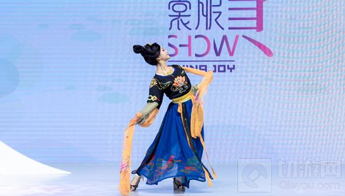 观洛裳华服 品华夏风韵洛裳华服赏形象大使来到现场倾情演绎